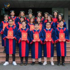 Ao tot nghiep cu nhan mau xanh duong phoi do