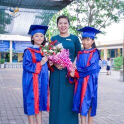 Ao tot nghiep tieu hoc mau xanh duong phoi do