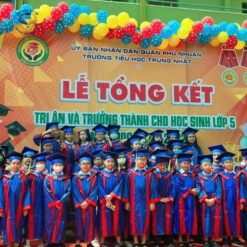 Ao tot nghiep tieu hoc mau xanh duong phoi do