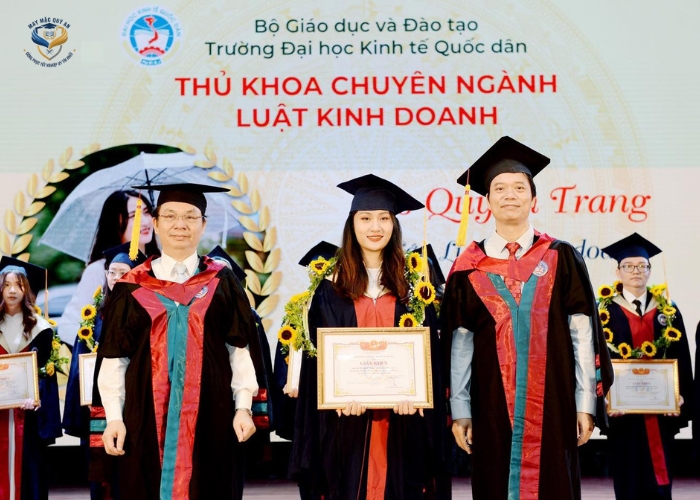 Dong phuc tot nghiep (1)