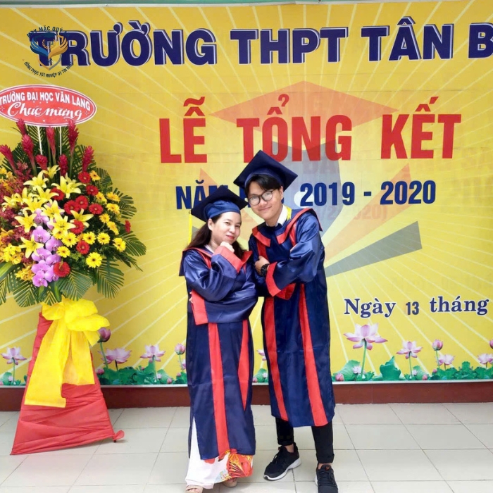 Ao tot nghiep THPT mau xanh tim than phoi do