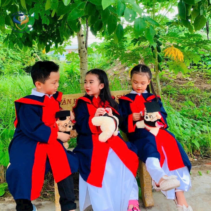 Ao tot nghiep mam non mau xanh den phoi do